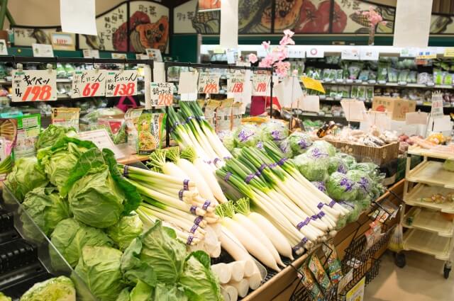 スーパーに野菜が陳列されている画像